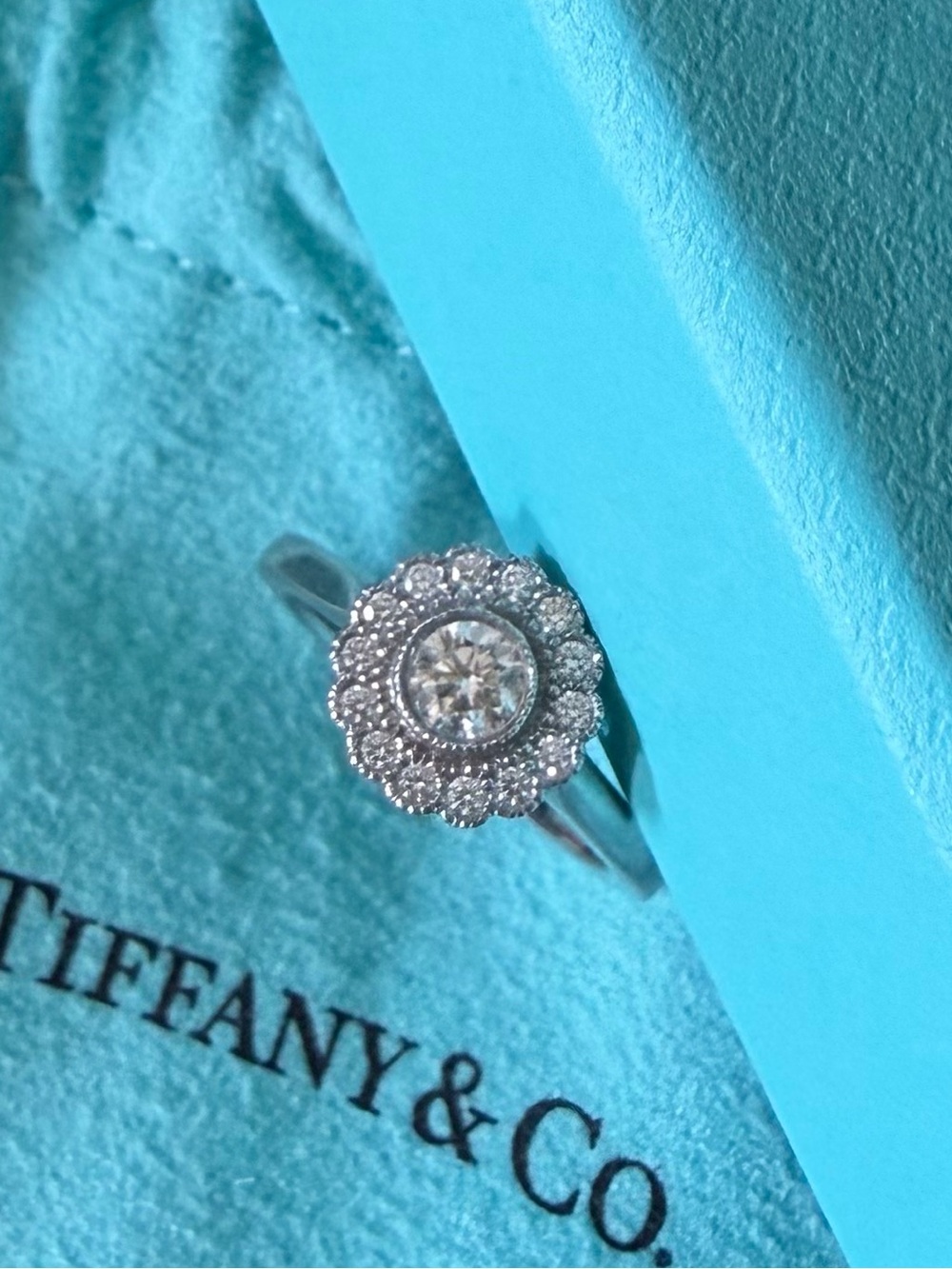 🩵✨Tiffany’s Diamond Flower Ring in Platinum 💎
